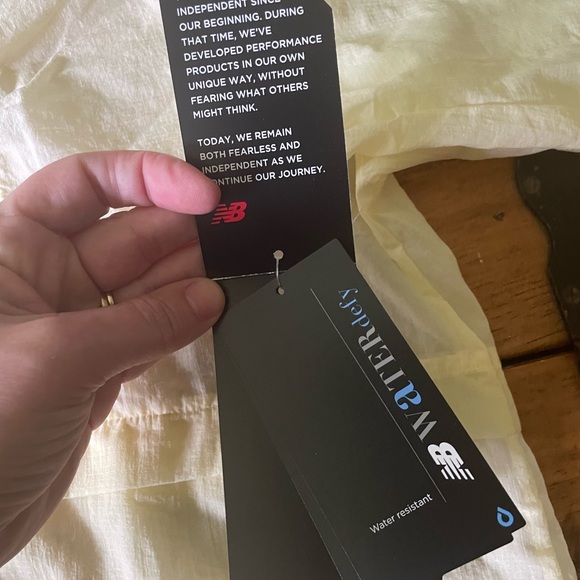 New NWT New Balance Impact Run Light Jacket Packable Yellow Women’s Large L - Picture 8 of 15